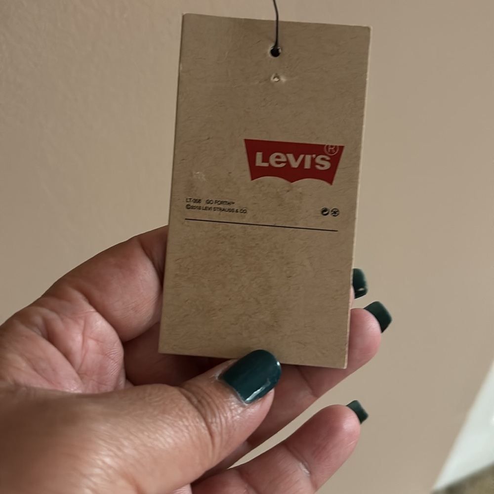 Levi's White Jacket with Cropped Length and Classic Collar - Picture 6 of 11
